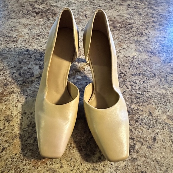 VINCE | Nude Tiana Point Toe Leather Pumps Size 8 Eur 38 (Discolored Sole) - Picture 3 of 5